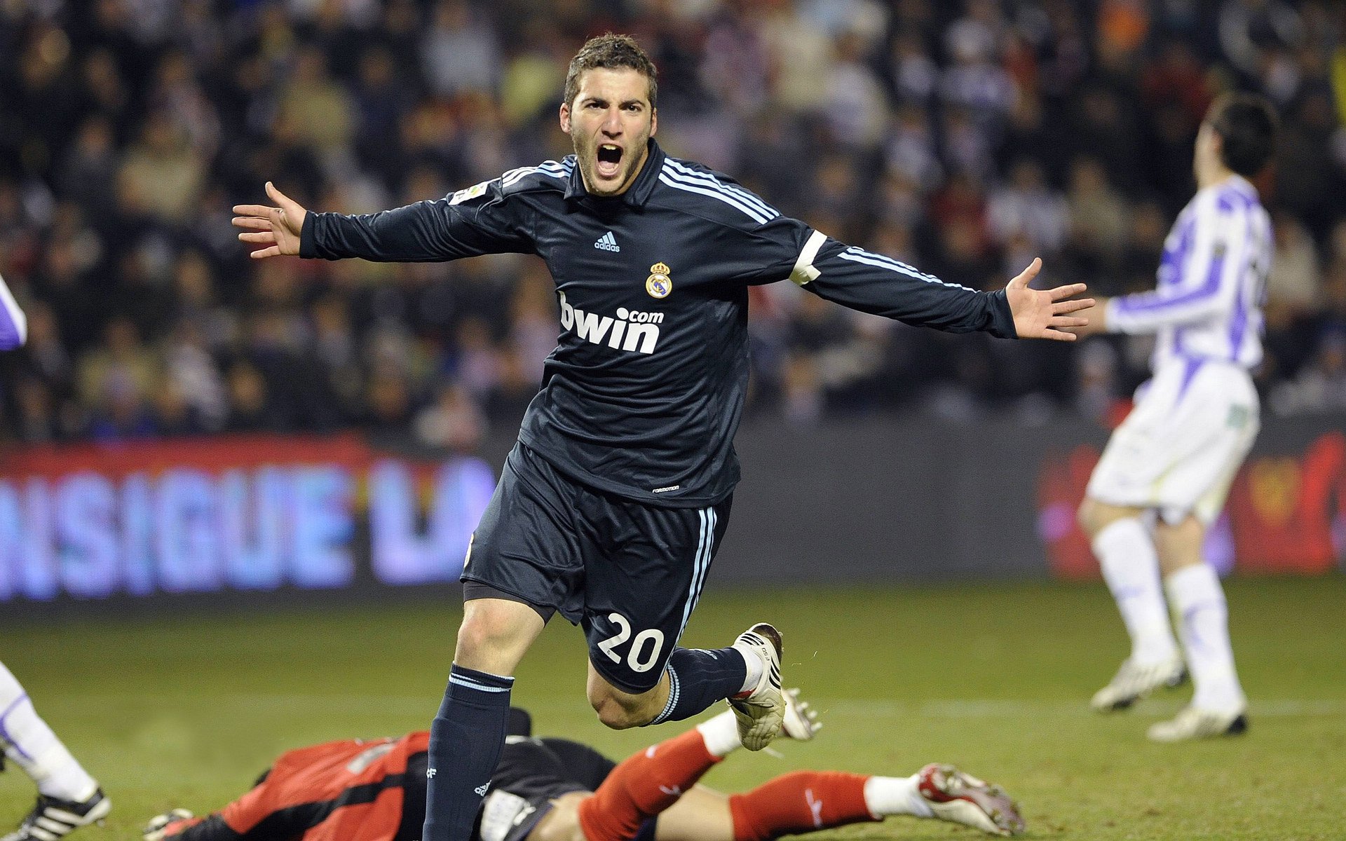 哈利伯顿爆发引领开拓者体系，全面压制新疆队展现战术深度